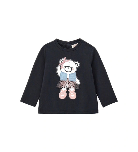Μπλούζα από ελαστικό βαμβάκι με στρογγυλή λαιμόκοψη και μακριά μανίκια. Διακοσμημένη με τύπωμα, κέντημα και απλικέ στο μπροστινό μέρος, για χαριτωμένη και κομψή εμφάνιση. Για τα μεγέθη έως 2–3 ετών διαθέτει πρακτικό άνοιγμα με κουμπιά για εύκολο ντύσιμο. Ιδανική για καθημερινές κοριτσίστικες εμφανίσεις με στυλ.