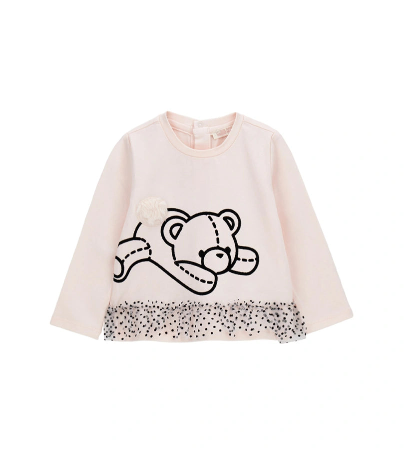 Μπλούζα από ελαστικό βαμβάκι με στρογγυλή λαιμόκοψη και μακριά μανίκια. Διαθέτει διακοσμητικά βολάν από τούλι στο τελείωμα και τύπωμα με flock υφή και απλικέ από ψεύτικη γούνα στο μπροστινό μέρος. Για τα μεγέθη έως 2–3 ετών περιλαμβάνει πρακτικό άνοιγμα με κουμπιά για μεγαλύτερη ευκολία. Ιδανική για γλυκές και κομψές κοριτσίστικες εμφανίσεις.