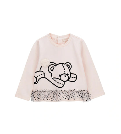 Μπλούζα από ελαστικό βαμβάκι με στρογγυλή λαιμόκοψη και μακριά μανίκια. Διαθέτει διακοσμητικά βολάν από τούλι στο τελείωμα και τύπωμα με flock υφή και απλικέ από ψεύτικη γούνα στο μπροστινό μέρος. Για τα μεγέθη έως 2–3 ετών περιλαμβάνει πρακτικό άνοιγμα με κουμπιά για μεγαλύτερη ευκολία. Ιδανική για γλυκές και κομψές κοριτσίστικες εμφανίσεις.