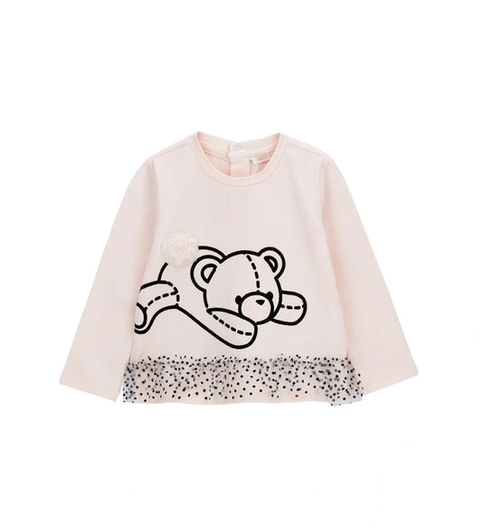 Μπλούζα από ελαστικό βαμβάκι με στρογγυλή λαιμόκοψη και μακριά μανίκια. Διαθέτει διακοσμητικά βολάν από τούλι στο τελείωμα και τύπωμα με flock υφή και απλικέ από ψεύτικη γούνα στο μπροστινό μέρος. Για τα μεγέθη έως 2–3 ετών περιλαμβάνει πρακτικό άνοιγμα με κουμπιά για μεγαλύτερη ευκολία. Ιδανική για γλυκές και κομψές κοριτσίστικες εμφανίσεις.