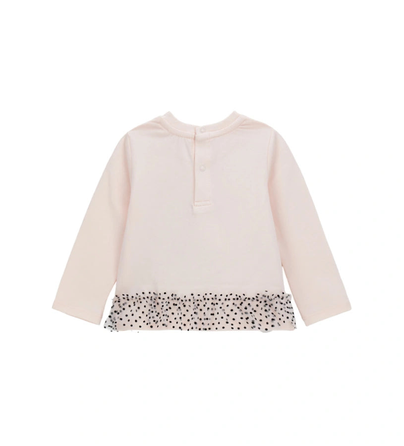 Μπλούζα από ελαστικό βαμβάκι με στρογγυλή λαιμόκοψη και μακριά μανίκια. Διαθέτει διακοσμητικά βολάν από τούλι στο τελείωμα και τύπωμα με flock υφή και απλικέ από ψεύτικη γούνα στο μπροστινό μέρος. Για τα μεγέθη έως 2–3 ετών περιλαμβάνει πρακτικό άνοιγμα με κουμπιά για μεγαλύτερη ευκολία. Ιδανική για γλυκές και κομψές κοριτσίστικες εμφανίσεις.