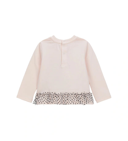 Μπλούζα από ελαστικό βαμβάκι με στρογγυλή λαιμόκοψη και μακριά μανίκια. Διαθέτει διακοσμητικά βολάν από τούλι στο τελείωμα και τύπωμα με flock υφή και απλικέ από ψεύτικη γούνα στο μπροστινό μέρος. Για τα μεγέθη έως 2–3 ετών περιλαμβάνει πρακτικό άνοιγμα με κουμπιά για μεγαλύτερη ευκολία. Ιδανική για γλυκές και κομψές κοριτσίστικες εμφανίσεις.