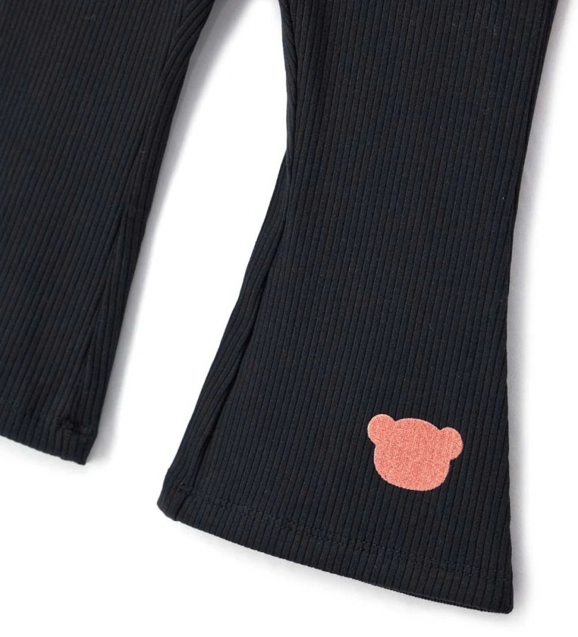 Άνετο και στιλάτο κολάν καμπάνα σε ριπ ύφανση, διακοσμημένο με λαμπερό τύπωμα γκλίτερ στο μπροστινό μέρος.