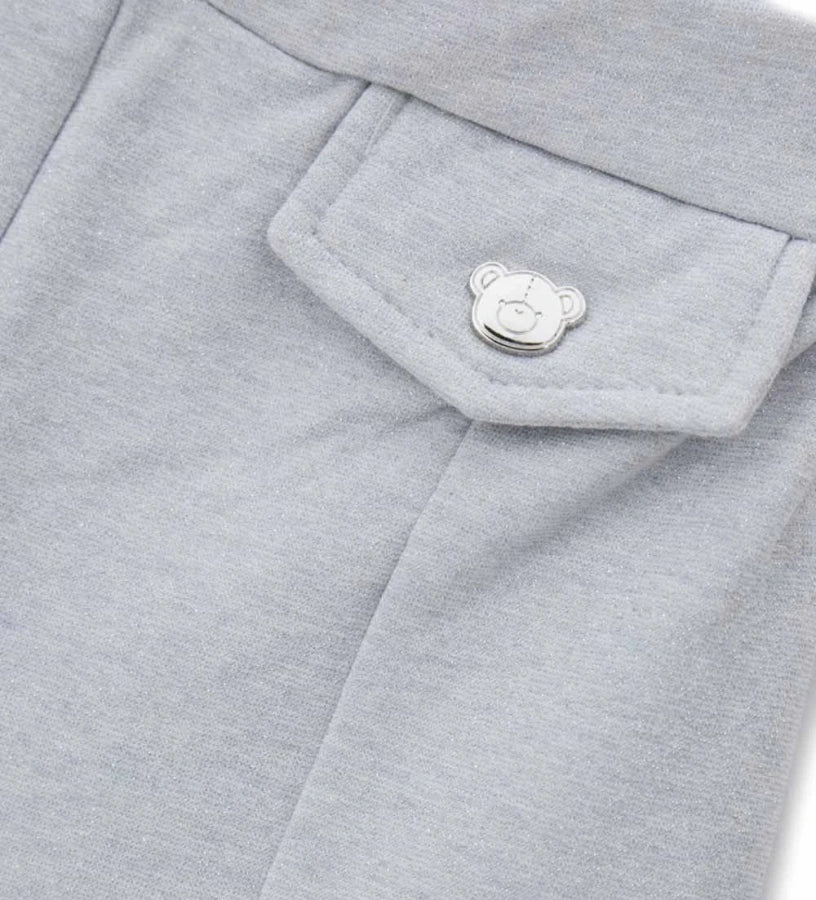 Φόρμα με νήματα lurex και ελαστική μέση για ιδανική άνεση. Οι ψεύτικες τσέπες στο μπροστινό μέρος προσθέτουν μια κομψή πινελιά, κάνοντας το ρούχο πρακτικό και λαμπερό.