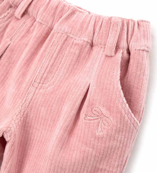 Βελούδινο παντελόνι με ελαστική μέση για μέγιστη άνεση. Το παιχνιδιάρικο κέντημα στο μπροστινό μέρος προσθέτει στυλ, καθιστώντας το ιδανικό για κάθε περίσταση.
