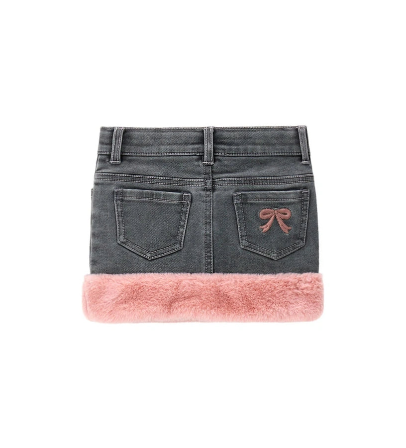 Τζιν φούστα με γούνινη λεπτομέρεια στο τελείωμα και διακοσμητικά κεντήματα στο μπροστινό μέρος για κομψή και πρακτική εμφάνιση. Για τα μεγέθη έως 2-3 ετών διαθέτει άνοιγμα με κουμπιά-σούστες για μεγαλύτερη ευκολία.