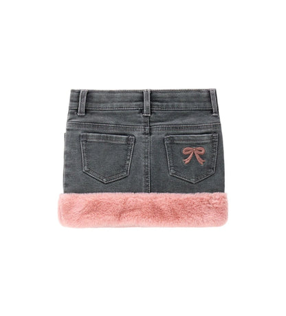 Τζιν φούστα με γούνινη λεπτομέρεια στο τελείωμα και διακοσμητικά κεντήματα στο μπροστινό μέρος για κομψή και πρακτική εμφάνιση. Για τα μεγέθη έως 2-3 ετών διαθέτει άνοιγμα με κουμπιά-σούστες για μεγαλύτερη ευκολία.