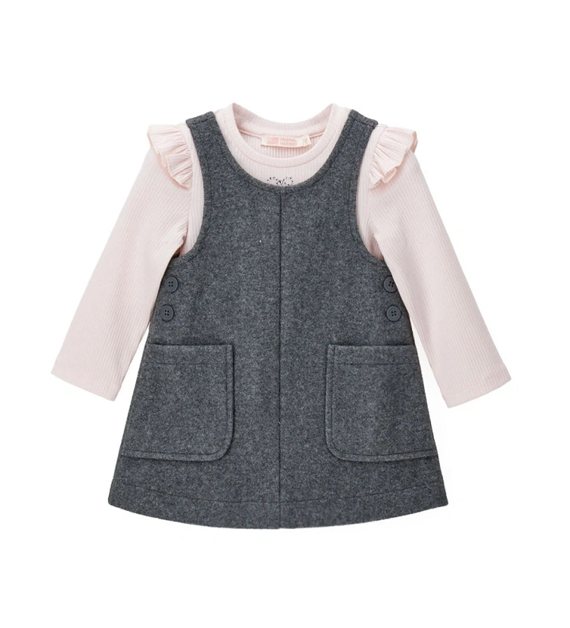 Σετ με φόρεμα από ύφασμα τύπου μάλλινο και μπλούζα ριπ με βολάν στους ώμους. Η μπλούζα είναι διακοσμημένη με στρας στο μπροστινό μέρος, ενώ το φόρεμα διαθέτει πλαϊνά κουμπιά για εύκολο φόρεμα. Ένα γλυκό και κομψό σετ, ιδανικό για κοριτσίστικες εμφανίσεις με ρομαντική και εκλεπτυσμένη πινελιά.