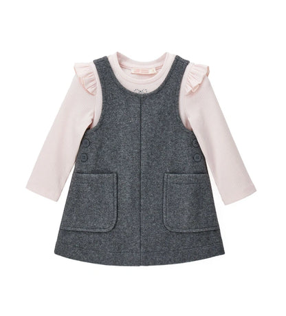 Σετ με φόρεμα από ύφασμα τύπου μάλλινο και μπλούζα ριπ με βολάν στους ώμους. Η μπλούζα είναι διακοσμημένη με στρας στο μπροστινό μέρος, ενώ το φόρεμα διαθέτει πλαϊνά κουμπιά για εύκολο φόρεμα. Ένα γλυκό και κομψό σετ, ιδανικό για κοριτσίστικες εμφανίσεις με ρομαντική και εκλεπτυσμένη πινελιά.