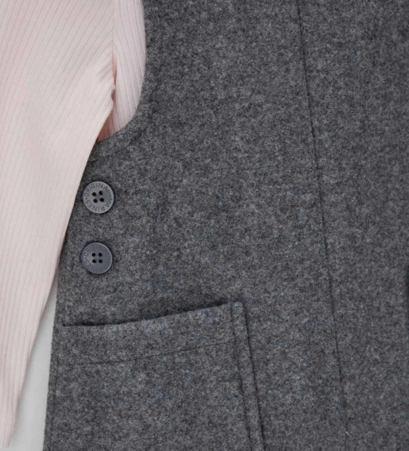 Σετ με φόρεμα από ύφασμα τύπου μάλλινο και μπλούζα ριπ με βολάν στους ώμους. Η μπλούζα είναι διακοσμημένη με στρας στο μπροστινό μέρος, ενώ το φόρεμα διαθέτει πλαϊνά κουμπιά για εύκολο φόρεμα. Ένα γλυκό και κομψό σετ, ιδανικό για κοριτσίστικες εμφανίσεις με ρομαντική και εκλεπτυσμένη πινελιά.