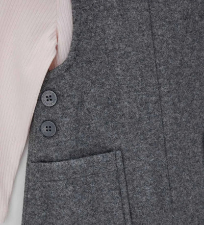 Σετ με φόρεμα από ύφασμα τύπου μάλλινο και μπλούζα ριπ με βολάν στους ώμους. Η μπλούζα είναι διακοσμημένη με στρας στο μπροστινό μέρος, ενώ το φόρεμα διαθέτει πλαϊνά κουμπιά για εύκολο φόρεμα. Ένα γλυκό και κομψό σετ, ιδανικό για κοριτσίστικες εμφανίσεις με ρομαντική και εκλεπτυσμένη πινελιά.