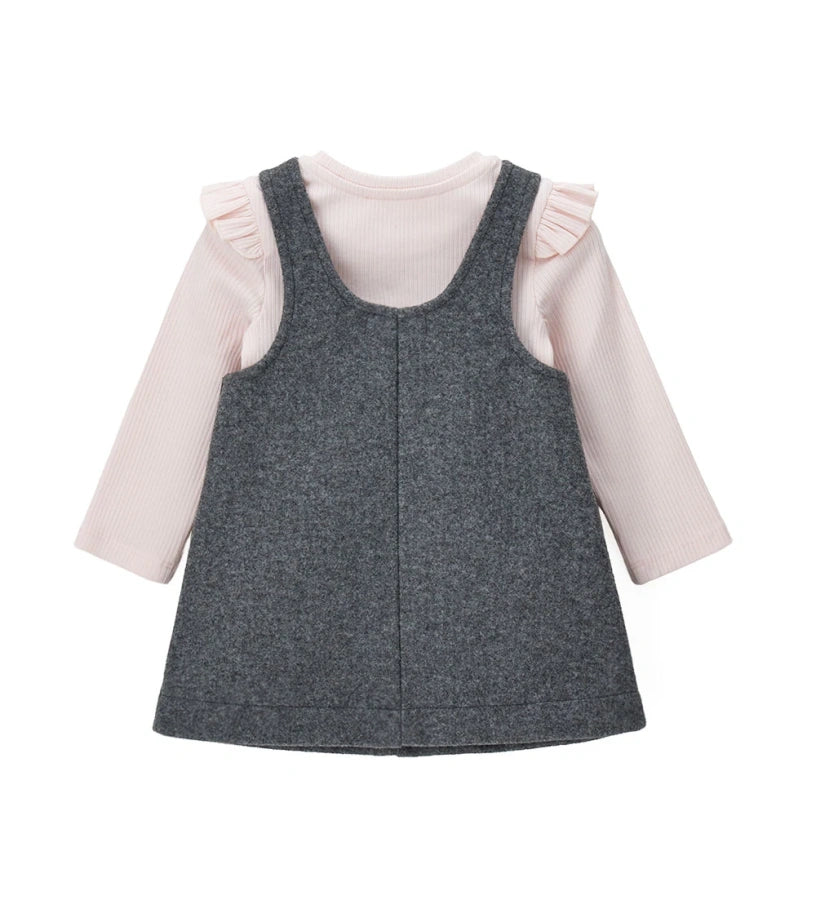 Σετ με φόρεμα από ύφασμα τύπου μάλλινο και μπλούζα ριπ με βολάν στους ώμους. Η μπλούζα είναι διακοσμημένη με στρας στο μπροστινό μέρος, ενώ το φόρεμα διαθέτει πλαϊνά κουμπιά για εύκολο φόρεμα. Ένα γλυκό και κομψό σετ, ιδανικό για κοριτσίστικες εμφανίσεις με ρομαντική και εκλεπτυσμένη πινελιά.