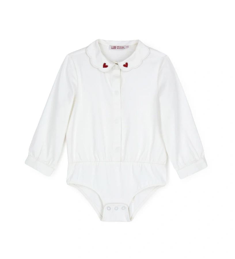 Παιδικό κορμάκι-πουκάμισο από βαμβακερό ποπλίνα με κόψιμο στη μέση και κάτω μέρος από βαμβακερό jersey για άνετη εφαρμογή. Διαθέτει γιακά με κέντημα καρδιάς, μπροστινό άνοιγμα με κουμπιά και κουμπιά στο εσωτερικό του καβάλου και στις μανσέτες. Ένα κομψό και πρακτικό κομμάτι, ιδανικό για ιδιαίτερες εμφανίσεις με στυλ.