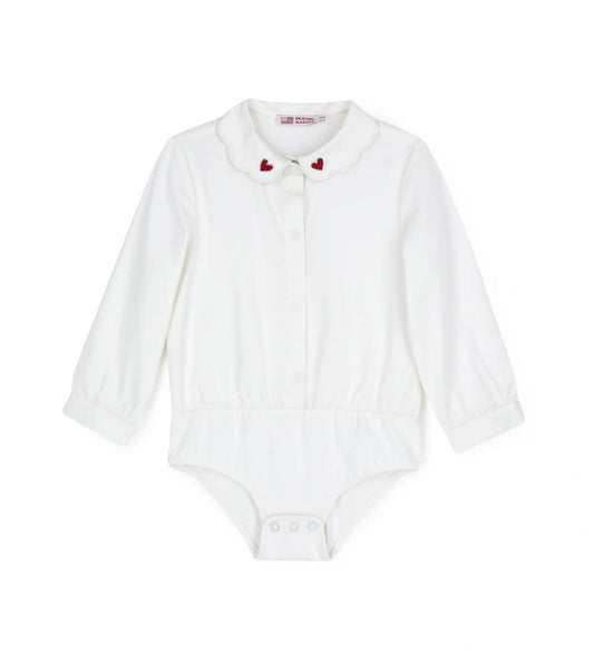 Παιδικό κορμάκι-πουκάμισο από βαμβακερό ποπλίνα με κόψιμο στη μέση και κάτω μέρος από βαμβακερό jersey για άνετη εφαρμογή. Διαθέτει γιακά με κέντημα καρδιάς, μπροστινό άνοιγμα με κουμπιά και κουμπιά στο εσωτερικό του καβάλου και στις μανσέτες. Ένα κομψό και πρακτικό κομμάτι, ιδανικό για ιδιαίτερες εμφανίσεις με στυλ.