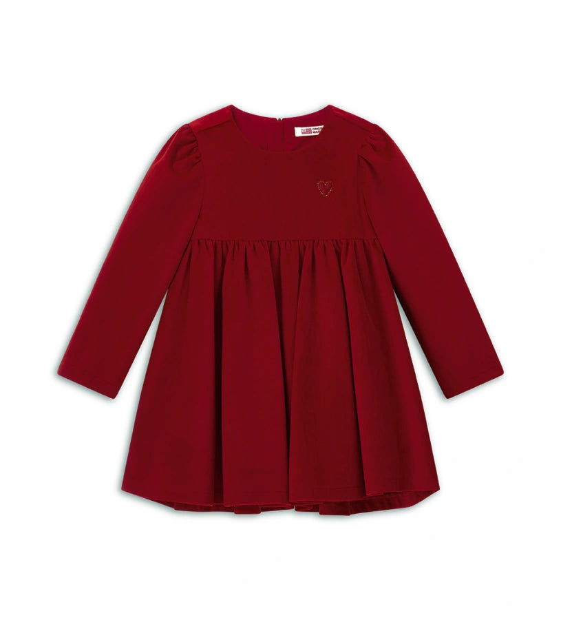 Βελούδινο φόρεμα με μακριά μανίκια και στρογγυλή λαιμόκοψη, με επένδυση από απαλό βαμβάκι. Διαθέτει άνοιγμα στο πίσω μέρος με κρυφό φερμουάρ και κέντημα στην πλευρά της καρδιάς.