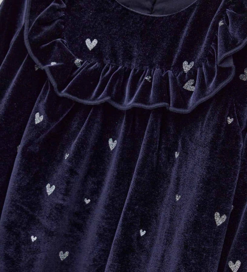 Φόρεμα από βελούδινο chenille με στρογγυλή λαιμόκοψη, διακοσμητική λεπτομέρεια με βολάν στο μπροστινό μέρος, μανίκια με σούρα στο τελείωμα και συνολικό τύπωμα με γκλίτερ.