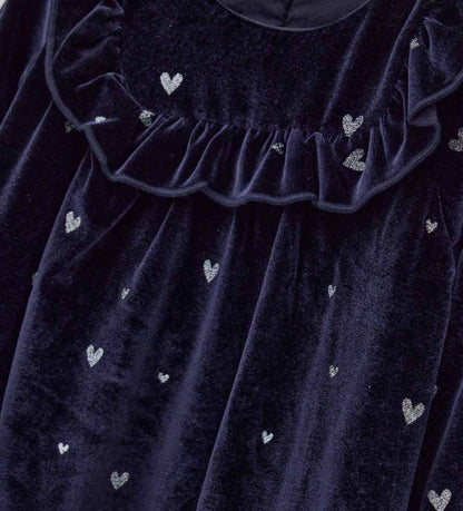 Φόρεμα από βελούδινο chenille με στρογγυλή λαιμόκοψη, διακοσμητική λεπτομέρεια με βολάν στο μπροστινό μέρος, μανίκια με σούρα στο τελείωμα και συνολικό τύπωμα με γκλίτερ.