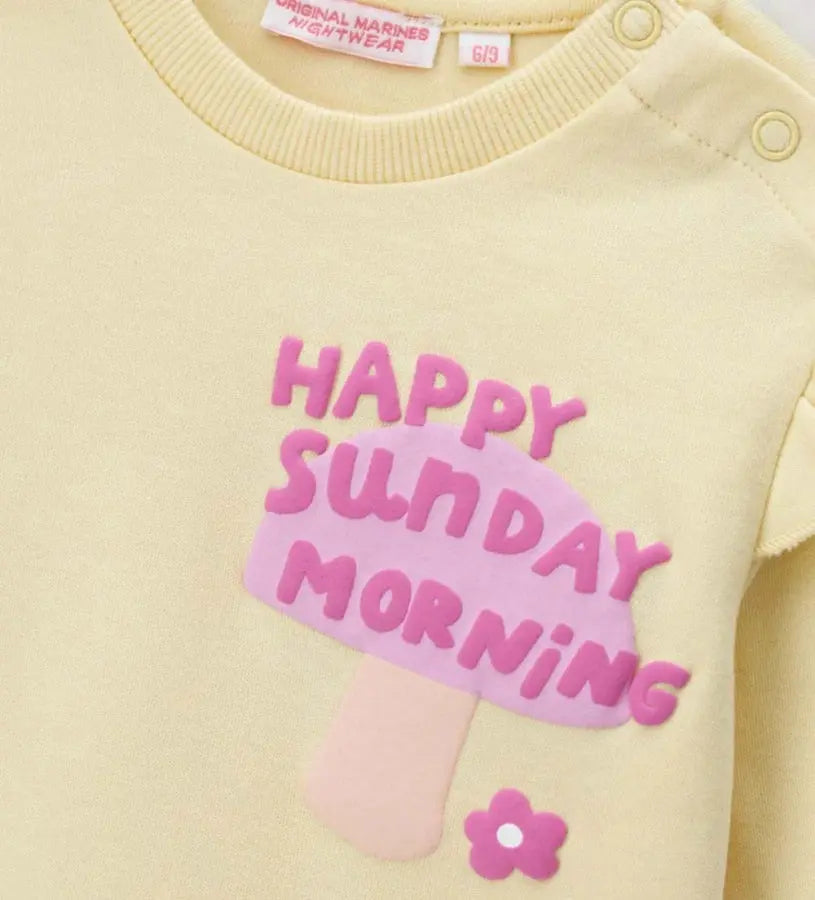 Παιδικές πιτζάμες από βαμβακερό fleece – μπλούζα και παντελόνι

Μπλούζα παιδική round neck με print και άνοιγμα στον ώμο

Παντελόνι πιτζάμας με allover print και ribbed τελειώματα

Λεπτομέρεια διακοσμητικού φιόγκου σε παιδικό παντελόνι πιτζάμας