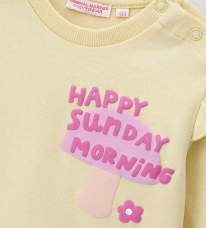 Παιδικές πιτζάμες από βαμβακερό fleece – μπλούζα και παντελόνι

Μπλούζα παιδική round neck με print και άνοιγμα στον ώμο

Παντελόνι πιτζάμας με allover print και ribbed τελειώματα

Λεπτομέρεια διακοσμητικού φιόγκου σε παιδικό παντελόνι πιτζάμας