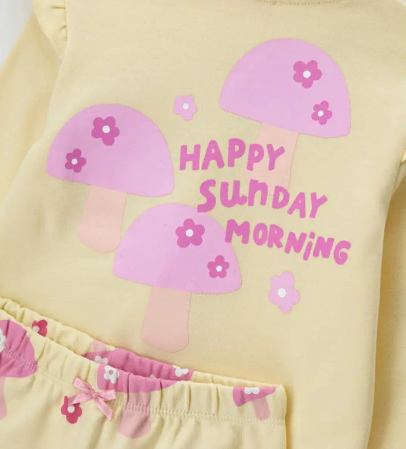 Παιδικές πιτζάμες από βαμβακερό fleece – μπλούζα και παντελόνι

Μπλούζα παιδική round neck με print και άνοιγμα στον ώμο

Παντελόνι πιτζάμας με allover print και ribbed τελειώματα

Λεπτομέρεια διακοσμητικού φιόγκου σε παιδικό παντελόνι πιτζάμας