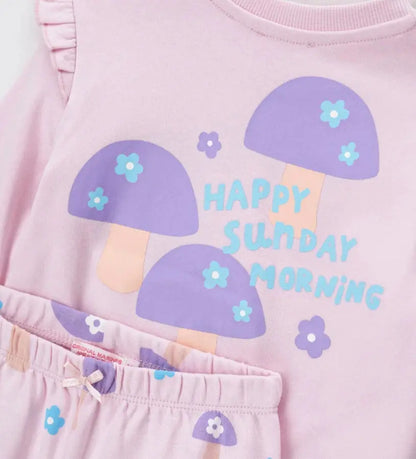 Παιδικές πιτζάμες από βαμβακερό fleece – μπλούζα και παντελόνι

Μπλούζα παιδική round neck με print και άνοιγμα στον ώμο

Παντελόνι πιτζάμας με allover print και ribbed τελειώματα

Λεπτομέρεια διακοσμητικού φιόγκου σε παιδικό παντελόνι πιτζάμας