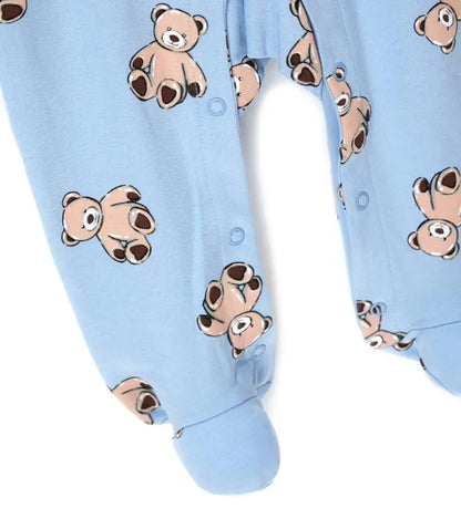 Βρεφικό φορμάκι από βαμβάκι με allover print και μακριά μανίκια

Λεπτομέρεια snap buttons στο πίσω μέρος και στο καβάλο

Ribbed τελειώματα σε μανίκια για καλύτερη εφαρμογή

Αντιολισθητικό τύπωμα κάτω από τα πόδια για ασφάλεια