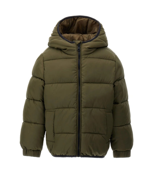 Μπουφάν από καπιτονέ ripstop νάιλον με κουκούλα. Διαθέτει πρακτικό άνοιγμα με φερμουάρ, τσέπες με κουμπιά-σούστες και τελειώματα με λάστιχο για καλύτερη εφαρμογή και άνεση.