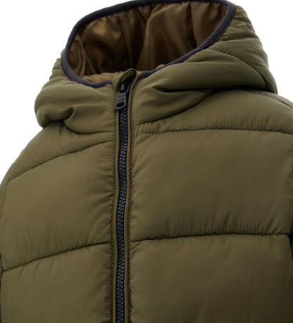 Μπουφάν από καπιτονέ ripstop νάιλον με κουκούλα. Διαθέτει πρακτικό άνοιγμα με φερμουάρ, τσέπες με κουμπιά-σούστες και τελειώματα με λάστιχο για καλύτερη εφαρμογή και άνεση.