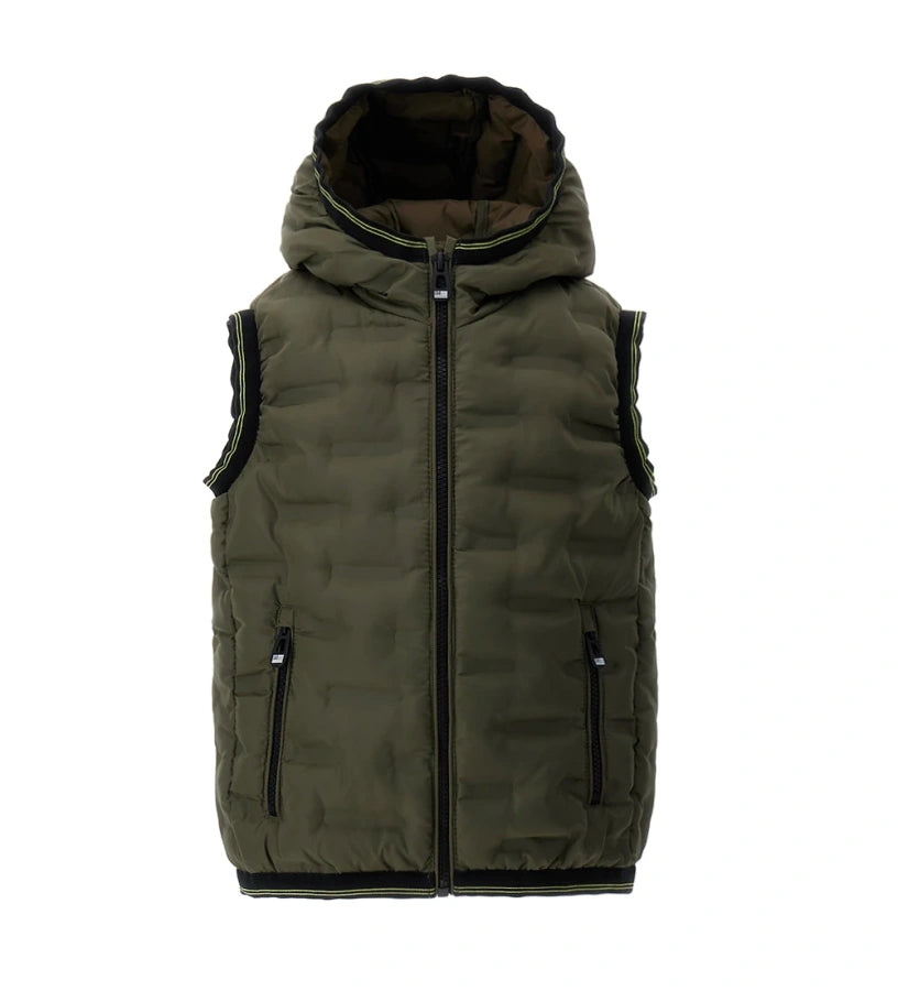 Παιδικό γιλέκο από επενδυμένο νάιλον με εσωτερικό σε αντίθεση χρώμα. Διαθέτει κλείσιμο με φερμουάρ, πρακτικές τσέπες και τελειώματα με ελαστικό ρέλι από νήμα βαφής, που εξασφαλίζουν άνετη και σταθερή εφαρμογή. Ιδανικό για σπορ και casual εμφανίσεις, προσφέρει ζεστασιά χωρίς να περιορίζει την κίνηση.