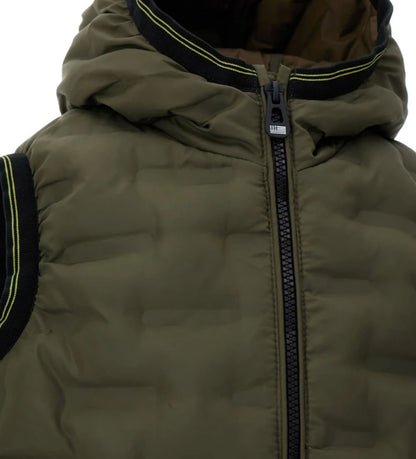 Παιδικό γιλέκο από επενδυμένο νάιλον με εσωτερικό σε αντίθεση χρώμα. Διαθέτει κλείσιμο με φερμουάρ, πρακτικές τσέπες και τελειώματα με ελαστικό ρέλι από νήμα βαφής, που εξασφαλίζουν άνετη και σταθερή εφαρμογή. Ιδανικό για σπορ και casual εμφανίσεις, προσφέρει ζεστασιά χωρίς να περιορίζει την κίνηση.