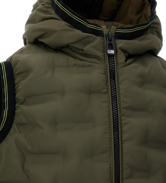 Παιδικό γιλέκο από επενδυμένο νάιλον με εσωτερικό σε αντίθεση χρώμα. Διαθέτει κλείσιμο με φερμουάρ, πρακτικές τσέπες και τελειώματα με ελαστικό ρέλι από νήμα βαφής, που εξασφαλίζουν άνετη και σταθερή εφαρμογή. Ιδανικό για σπορ και casual εμφανίσεις, προσφέρει ζεστασιά χωρίς να περιορίζει την κίνηση.