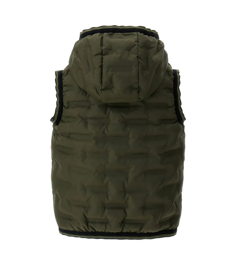 Παιδικό γιλέκο από επενδυμένο νάιλον με εσωτερικό σε αντίθεση χρώμα. Διαθέτει κλείσιμο με φερμουάρ, πρακτικές τσέπες και τελειώματα με ελαστικό ρέλι από νήμα βαφής, που εξασφαλίζουν άνετη και σταθερή εφαρμογή. Ιδανικό για σπορ και casual εμφανίσεις, προσφέρει ζεστασιά χωρίς να περιορίζει την κίνηση.