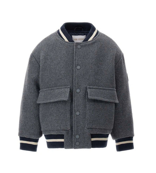 Παιδικό μπουφάν bomber από ύφασμα τύπου μάλλινο με μπροστινές τσέπες και καπιτονέ, επενδυμένη εσωτερική φόδρα για επιπλέον άνεση. Διαθέτει άνοιγμα με κουμπιά-σούστες και ριμπ τελειώματα σε χρώμα βαφής. Ένα ζεστό και μοντέρνο κομμάτι, ιδανικό για στιλάτες χειμερινές εμφανίσεις.