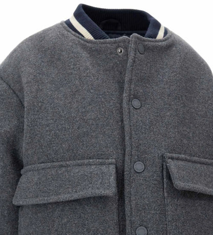 Παιδικό μπουφάν bomber από ύφασμα τύπου μάλλινο με μπροστινές τσέπες και καπιτονέ, επενδυμένη εσωτερική φόδρα για επιπλέον άνεση. Διαθέτει άνοιγμα με κουμπιά-σούστες και ριμπ τελειώματα σε χρώμα βαφής. Ένα ζεστό και μοντέρνο κομμάτι, ιδανικό για στιλάτες χειμερινές εμφανίσεις.