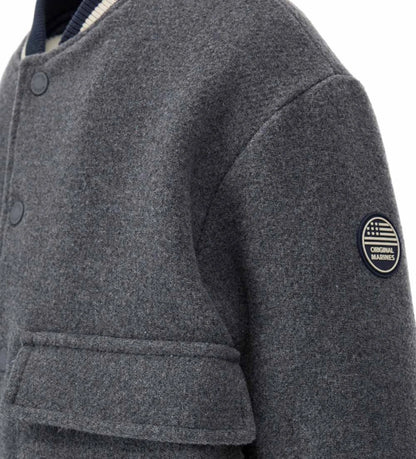 Παιδικό μπουφάν bomber από ύφασμα τύπου μάλλινο με μπροστινές τσέπες και καπιτονέ, επενδυμένη εσωτερική φόδρα για επιπλέον άνεση. Διαθέτει άνοιγμα με κουμπιά-σούστες και ριμπ τελειώματα σε χρώμα βαφής. Ένα ζεστό και μοντέρνο κομμάτι, ιδανικό για στιλάτες χειμερινές εμφανίσεις.