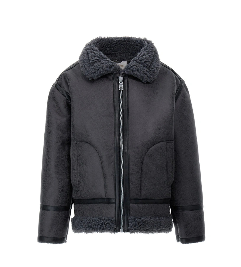 Ζεστό και εντυπωσιακό μπουφάν από ψεύτικο δέρμα προβάτου. Διαθέτει μπροστινό άνοιγμα με φερμουάρ και πρακτικές τσέπες. Ένα στιλάτο και cozy κομμάτι, ιδανικό για τις κρύες χειμερινές μέρες.