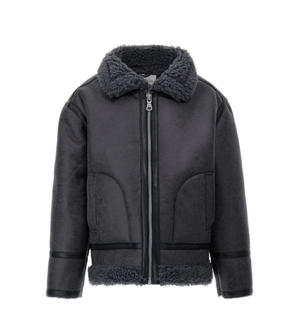 Ζεστό και εντυπωσιακό μπουφάν από ψεύτικο δέρμα προβάτου. Διαθέτει μπροστινό άνοιγμα με φερμουάρ και πρακτικές τσέπες. Ένα στιλάτο και cozy κομμάτι, ιδανικό για τις κρύες χειμερινές μέρες.