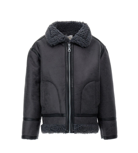 Ζεστό και εντυπωσιακό μπουφάν από ψεύτικο δέρμα προβάτου. Διαθέτει μπροστινό άνοιγμα με φερμουάρ και πρακτικές τσέπες. Ένα στιλάτο και cozy κομμάτι, ιδανικό για τις κρύες χειμερινές μέρες.