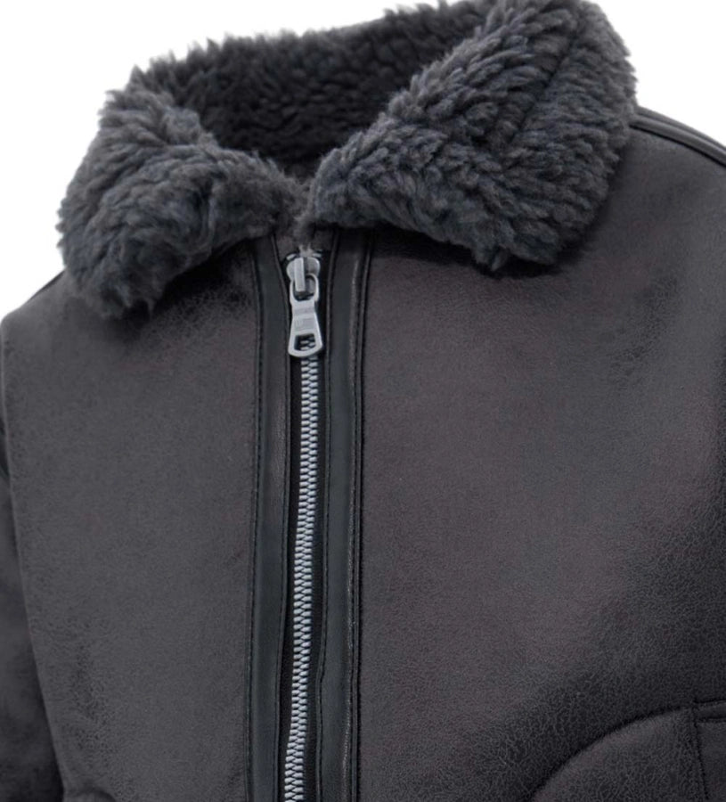 Ζεστό και εντυπωσιακό μπουφάν από ψεύτικο δέρμα προβάτου. Διαθέτει μπροστινό άνοιγμα με φερμουάρ και πρακτικές τσέπες. Ένα στιλάτο και cozy κομμάτι, ιδανικό για τις κρύες χειμερινές μέρες.