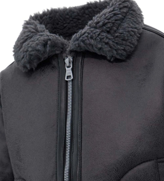 Ζεστό και εντυπωσιακό μπουφάν από ψεύτικο δέρμα προβάτου. Διαθέτει μπροστινό άνοιγμα με φερμουάρ και πρακτικές τσέπες. Ένα στιλάτο και cozy κομμάτι, ιδανικό για τις κρύες χειμερινές μέρες.