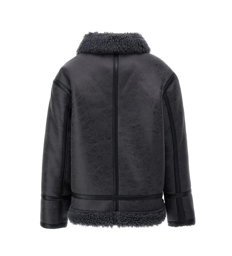 Ζεστό και εντυπωσιακό μπουφάν από ψεύτικο δέρμα προβάτου. Διαθέτει μπροστινό άνοιγμα με φερμουάρ και πρακτικές τσέπες. Ένα στιλάτο και cozy κομμάτι, ιδανικό για τις κρύες χειμερινές μέρες.