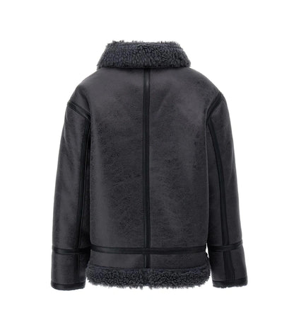 Ζεστό και εντυπωσιακό μπουφάν από ψεύτικο δέρμα προβάτου. Διαθέτει μπροστινό άνοιγμα με φερμουάρ και πρακτικές τσέπες. Ένα στιλάτο και cozy κομμάτι, ιδανικό για τις κρύες χειμερινές μέρες.