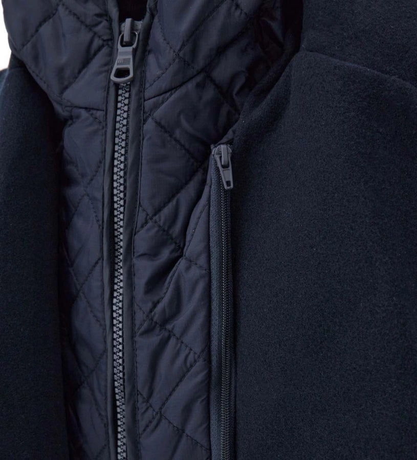 Διπλόπετο παλτό από μάλλινο ύφασμα, κομψό και ζεστό, με εσωτερική επένδυση. Διαθέτει αποσπώμενη κουκούλα από καπιτονέ και επενδυμένο ripstop νάιλον, καθώς και μπροστινό άνοιγμα με κουμπιά.