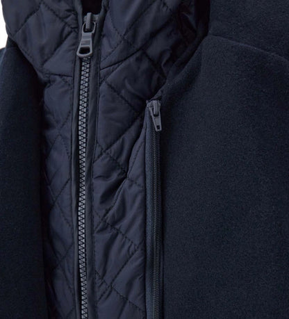 Διπλόπετο παλτό από μάλλινο ύφασμα, κομψό και ζεστό, με εσωτερική επένδυση. Διαθέτει αποσπώμενη κουκούλα από καπιτονέ και επενδυμένο ripstop νάιλον, καθώς και μπροστινό άνοιγμα με κουμπιά.