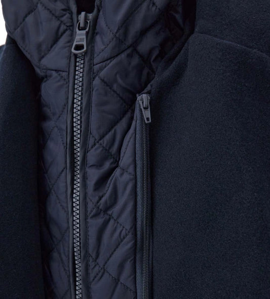 Διπλόπετο παλτό από μάλλινο ύφασμα, κομψό και ζεστό, με εσωτερική επένδυση. Διαθέτει αποσπώμενη κουκούλα από καπιτονέ και επενδυμένο ripstop νάιλον, καθώς και μπροστινό άνοιγμα με κουμπιά.