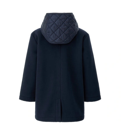 Διπλόπετο παλτό από μάλλινο ύφασμα, κομψό και ζεστό, με εσωτερική επένδυση. Διαθέτει αποσπώμενη κουκούλα από καπιτονέ και επενδυμένο ripstop νάιλον, καθώς και μπροστινό άνοιγμα με κουμπιά.