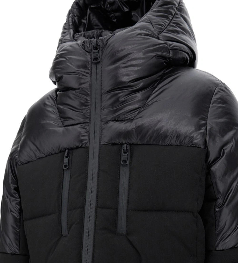 Παιδικό μπουφάν από καπιτονέ ripstop νάιλον με λεπτομέρειες σε αντίθεση χρώματος. Διαθέτει κουκούλα, άνοιγμα με φερμουάρ, πρακτικές τσέπες και μανσέτες που προστατεύουν από τον αέρα, εξασφαλίζοντας ιδανική θερμική άνεση. Ιδανικό για τις κρύες μέρες με μοντέρνο και λειτουργικό στυλ.