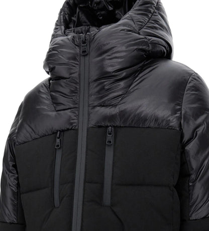 Παιδικό μπουφάν από καπιτονέ ripstop νάιλον με λεπτομέρειες σε αντίθεση χρώματος. Διαθέτει κουκούλα, άνοιγμα με φερμουάρ, πρακτικές τσέπες και μανσέτες που προστατεύουν από τον αέρα, εξασφαλίζοντας ιδανική θερμική άνεση. Ιδανικό για τις κρύες μέρες με μοντέρνο και λειτουργικό στυλ.