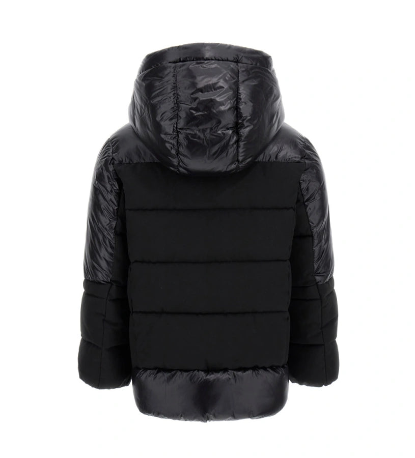 Παιδικό μπουφάν από καπιτονέ ripstop νάιλον με λεπτομέρειες σε αντίθεση χρώματος. Διαθέτει κουκούλα, άνοιγμα με φερμουάρ, πρακτικές τσέπες και μανσέτες που προστατεύουν από τον αέρα, εξασφαλίζοντας ιδανική θερμική άνεση. Ιδανικό για τις κρύες μέρες με μοντέρνο και λειτουργικό στυλ.