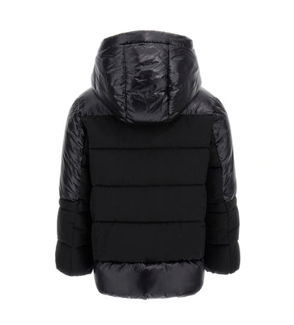 Παιδικό μπουφάν από καπιτονέ ripstop νάιλον με λεπτομέρειες σε αντίθεση χρώματος. Διαθέτει κουκούλα, άνοιγμα με φερμουάρ, πρακτικές τσέπες και μανσέτες που προστατεύουν από τον αέρα, εξασφαλίζοντας ιδανική θερμική άνεση. Ιδανικό για τις κρύες μέρες με μοντέρνο και λειτουργικό στυλ.